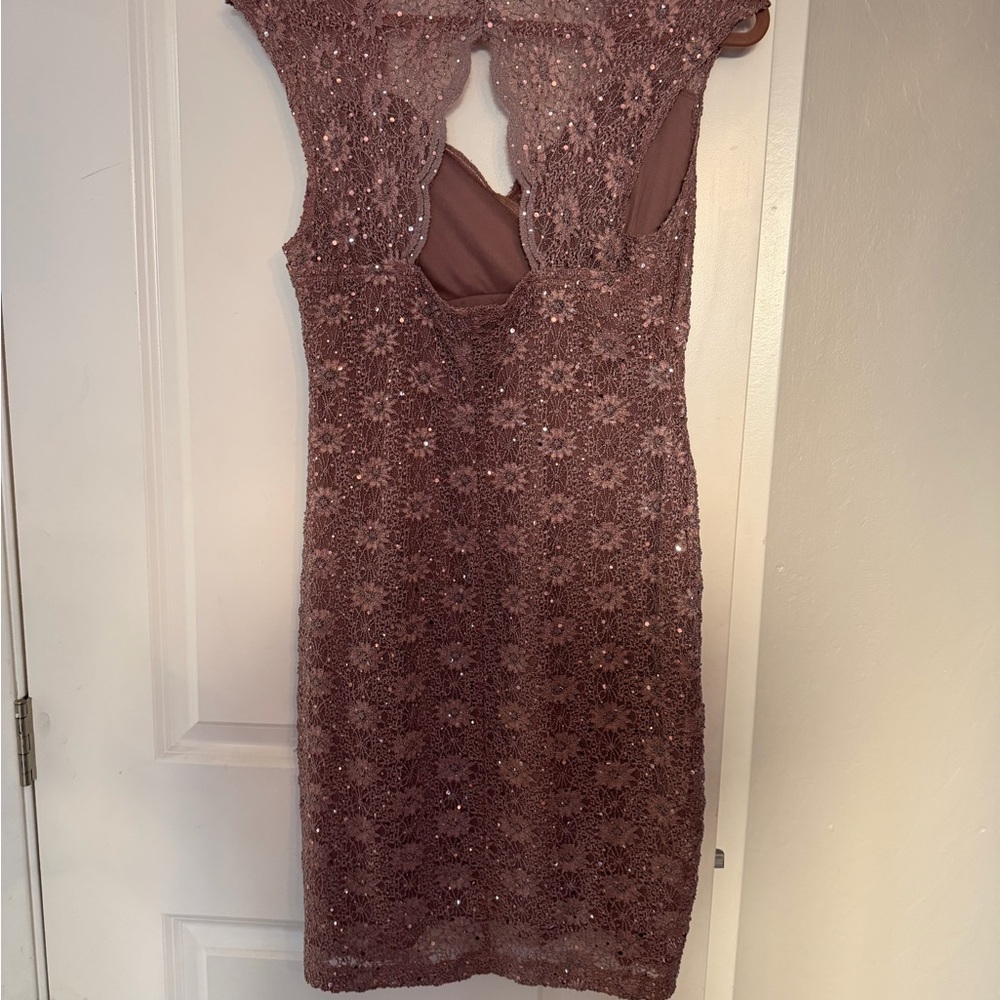 Connected Apparel Sleath Mauve Lace Backless Dress midi - Picture 3 of 3